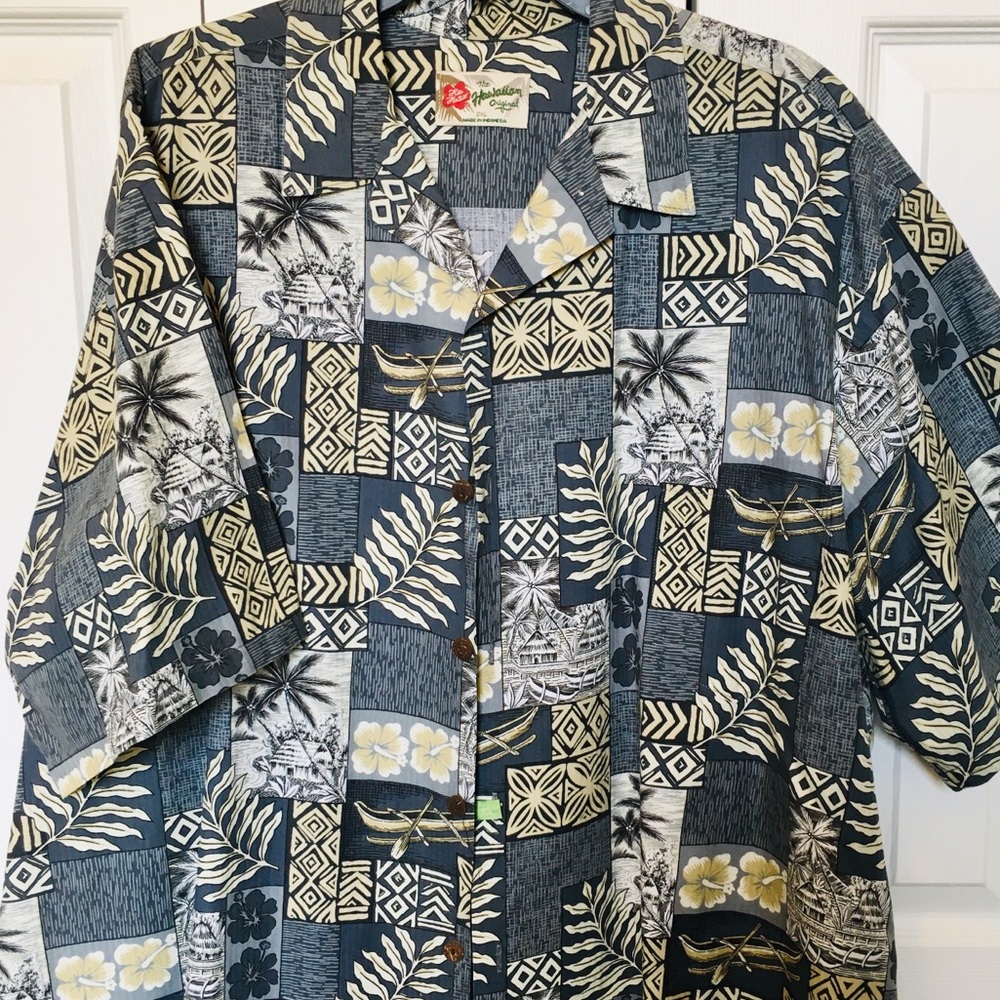 Men’s button down Hilo Hattie’s Hawaiian shirt